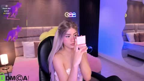 Snapshot of arinextdoor chatting on November 2025 12:43:01 AM Ari online show from November 2025 12:43:01 AM