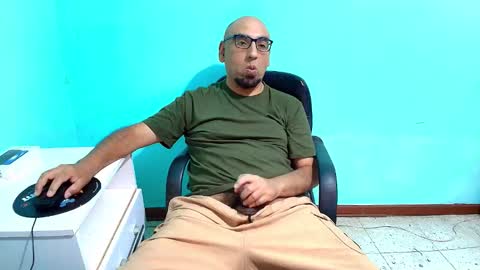 Snapshot of arnelux72 chatting on November 2025 05:13:02 AM arnelux72 online show from November 2025 05:13:02 AM