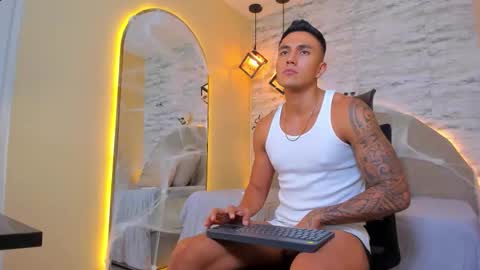 Snapshot of aron_bolt chatting on October 2025 09:04:02 PM ARON BOLT online show from October 2025 09:04:02 PM