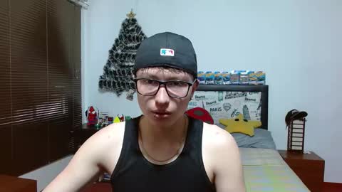 Snapshot of aron_miller18 chatting on December 2024 04:35:02 PM Aaron online show from December 2024 04:35:02 PM