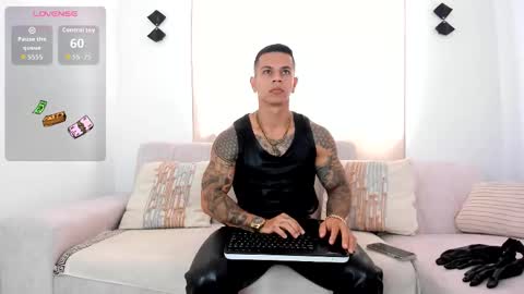 Snapshot of arondark chatting on October 2025 01:43:02 PM DarkMaster online show from October 2025 01:43:02 PM