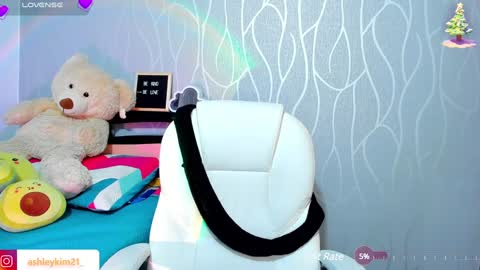 Snapshot of ashleykiim_ chatting on December 2024 09:28:01 PM .. Ashley .. online show from December 2024 09:28:01 PM