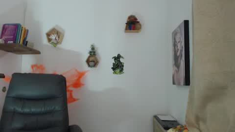 Sarah .3   hello guys .im love online show from October 2025 12:42:02 AM