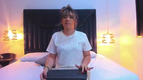 Aura Evans online show from September 2025 12:05:02 PM