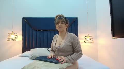 Aura Evans online show from September 2025 12:18:01 PM