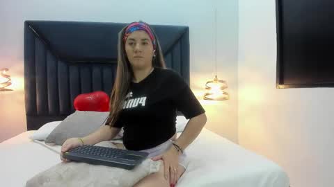 Aura Evans online show from September 2025 11:45:01 AM