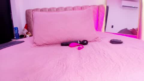 auroraa_miller online show from December 2025 12:00:02 PM