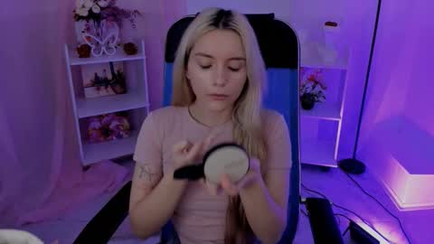 aurorawrenfield online show from September 2025 04:17:01 AM