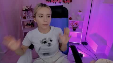 aurorawrenfield online show from October 2025 04:29:01 AM