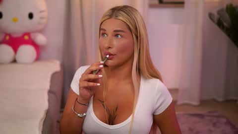 Carina online show from September 2025 06:52:01 PM