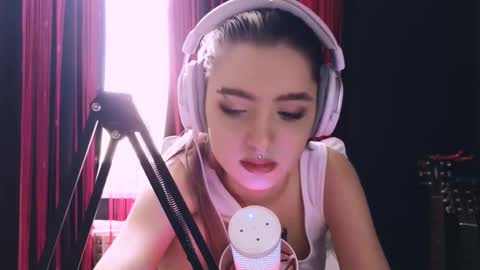 Snapshot of avi_nile chatting on November 2025 04:45:02 AM Avriel online show from November 2025 04:45:02 AM