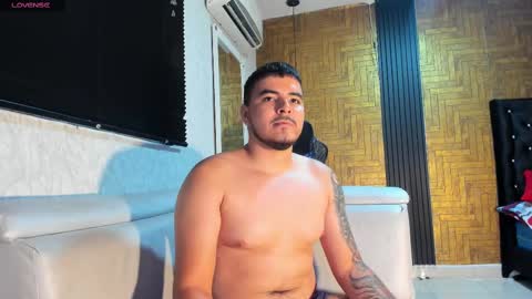 Snapshot of axel_fox21 chatting on October 2025 03:42:01 AM A X E L online show from October 2025 03:42:01 AM