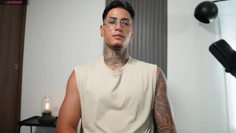 Agustin online show from November 2025 08:19:01 PM