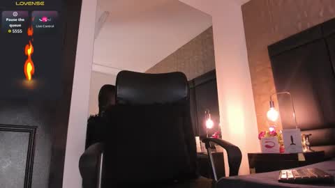 Snapshot of axelthompsom chatting on October 2025 11:51:02 AM Axel Thompsom online show from October 2025 11:51:02 AM