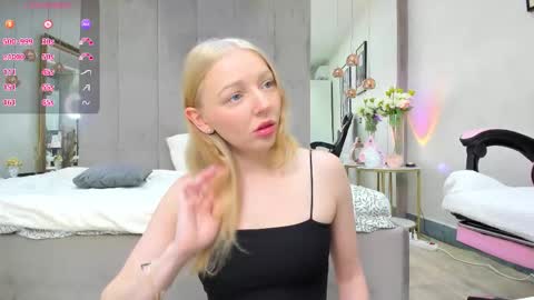 Snapshot of ayaye_ chatting on November 2025 08:30:01 PM SundyRose online show from November 2025 08:30:01 PM