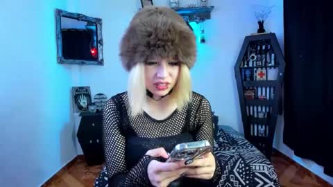 Snapshot of azu_moure chatting on October 2025 08:06:02 PM Azu Moure online show from October 2025 08:06:02 PM