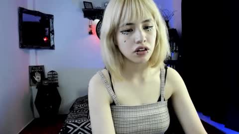 Snapshot of azu_moure chatting on October 2025 11:15:01 PM Azu Moure online show from October 2025 11:15:01 PM