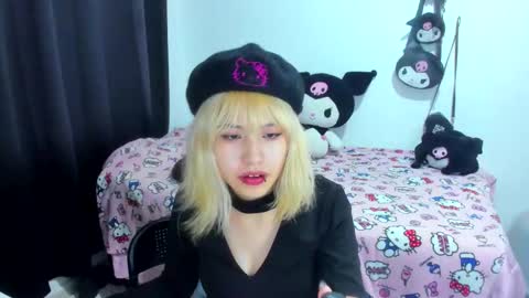 Snapshot of azu_moure chatting on November 2025 02:33:01 AM Azu Moure online show from November 2025 02:33:01 AM