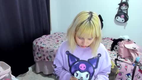 Snapshot of azu_moure chatting on November 2025 03:27:02 AM Azu Moure online show from November 2025 03:27:02 AM