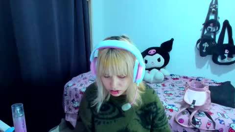 Snapshot of azu_moure chatting on November 2025 04:00:02 AM Azu Moure online show from November 2025 04:00:02 AM