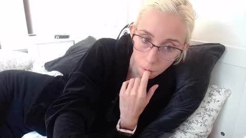 Lena online show from September 2025 03:45:02 PM