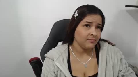 beautyykarol online show from November 2025 06:18:01 PM