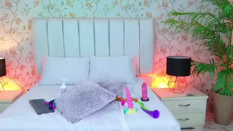 Laura Tobon online show from November 2025 09:15:01 PM