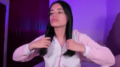 Snapshot of bella_sun_ chatting on November 2025 04:36:01 AM Valeria Model Independent online show from November 2025 04:36:01 AM