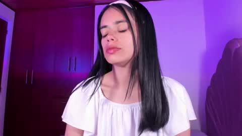 Snapshot of bella_sun_ chatting on November 2025 04:44:02 AM Valeria Model Independent online show from November 2025 04:44:02 AM