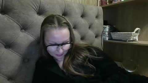 Amelia online show from November 2025 06:52:02 PM