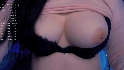 Snapshot of bellelovexx chatting on November 2025 11:14:02 PM Hello I am kind friendly and cute girl online show from November 2025 11:14:02 PM