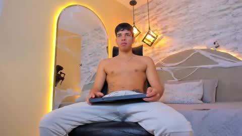 BENJAMIN online show from November 2025 01:46:01 PM