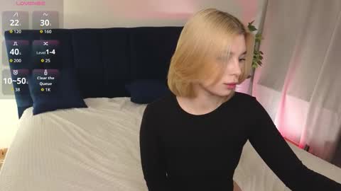 Snapshot of best_trip chatting on October 2025 08:31:02 PM Danny and Kira online show from October 2025 08:31:02 PM