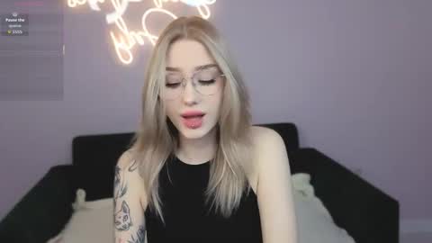 Snapshot of best_trip chatting on October 2025 08:28:01 AM Danny and Kira online show from October 2025 08:28:01 AM