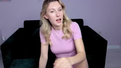 Snapshot of best_trip chatting on November 2025 02:39:01 PM Danny and Kira online show from November 2025 02:39:01 PM