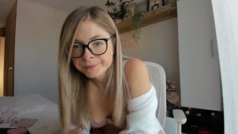 Snapshot of bestgirl_ofthe_neighborhood chatting on October 2025 07:19:02 AM Vicky online show from October 2025 07:19:02 AM