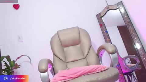 Nicolle Aviles online show from October 2025 08:22:02 AM