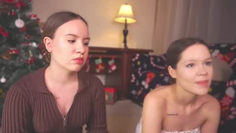 Snapshot of bibandboba_ chatting on December 2025 02:44:02 PM Lisa and Alice online show from December 2025 02:44:02 PM