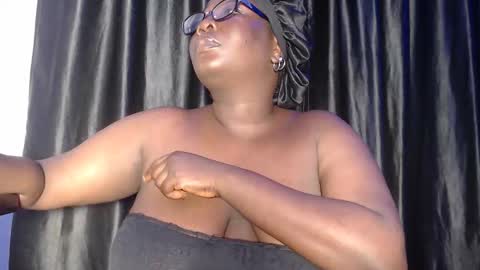 Snapshot of bigass_chocolate chatting on September 2025 08:43:02 PM bella online show from September 2025 08:43:02 PM