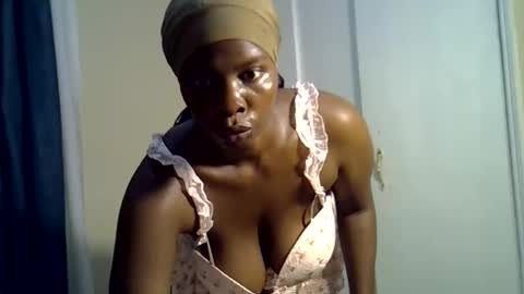 Snapshot of bigbooty_dimples chatting on October 2025 08:25:01 PM Vee online show from October 2025 08:25:01 PM