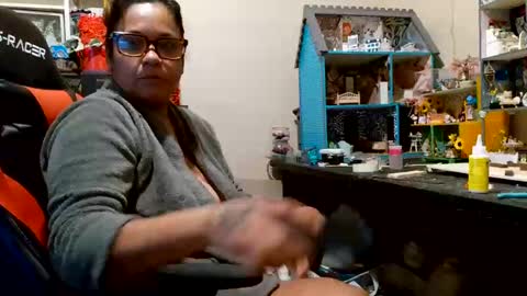 Snapshot of bigolemini chatting on November 2025 08:02:02 AM the Mini mami online show from November 2025 08:02:02 AM