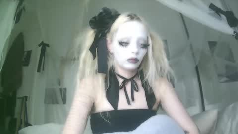 vampire fang  online show from October 2025 07:00:01 PM