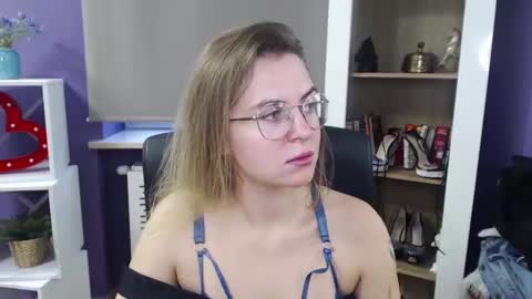 Z O E Y online show from December 2024 09:00:01 AM