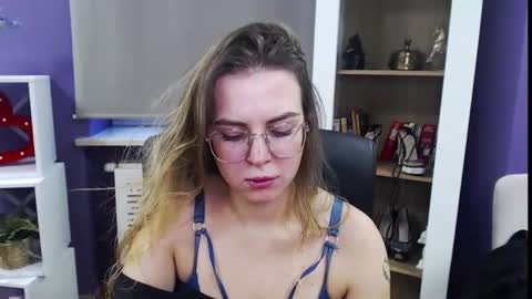 Z O E Y online show from December 2024 11:00:01 AM