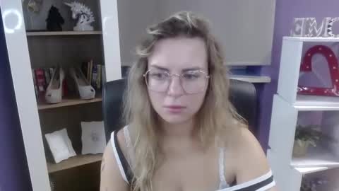 Z O E Y online show from September 2025 04:23:01 AM