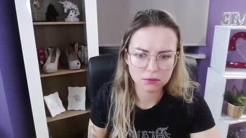 Z O E Y online show from October 2025 04:18:02 AM