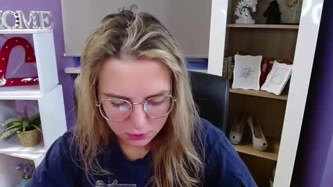 Z O E Y online show from October 2025 05:42:02 AM