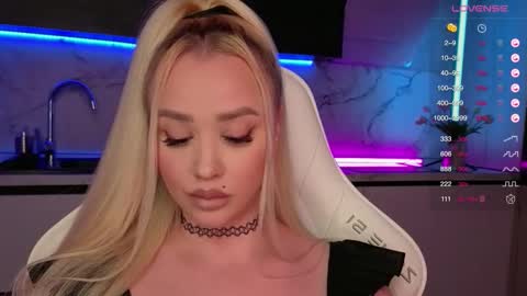 Snapshot of blond_diamond chatting on October 2025 08:11:02 AM Lana online show from October 2025 08:11:02 AM