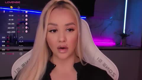 Snapshot of blond_diamond chatting on October 2025 05:50:01 AM Lana online show from October 2025 05:50:01 AM