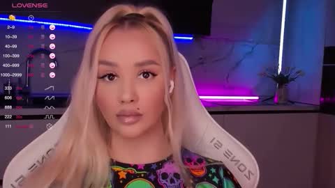 Snapshot of blond_diamond chatting on October 2025 08:45:02 AM Lana online show from October 2025 08:45:02 AM